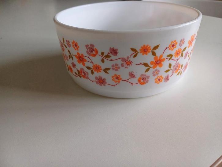Vintage Arcopal France schaal met bloemmotief, Huis en Inrichting, Keuken | Servies, Gebruikt, Schaal of Schalen, Overige stijlen