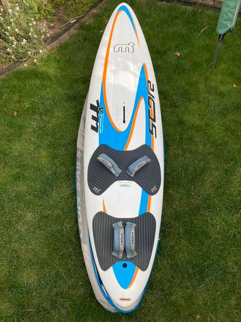 Tekoop Mistal score V111 freestyle, Watersport en Boten, Windsurfen, Zo goed als nieuw, Plank, 250 tot 300 cm, Met vin(nen), Met draagtas