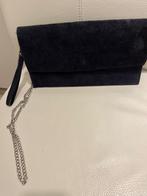 Clutch met schouderketting, donkerblauw suede, Sieraden, Tassen en Uiterlijk, Tassen | Damestassen, Ophalen of Verzenden, Nieuw