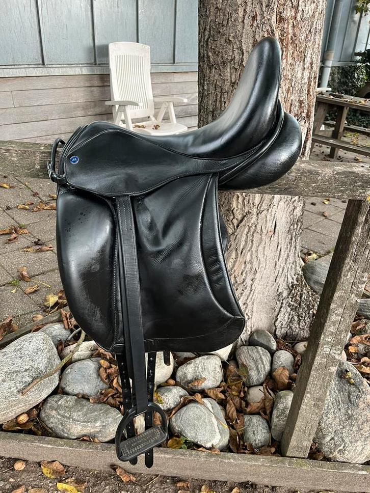 Dressuurzadel Arno Brandt 17,5 inch, zwart, Dieren en Toebehoren, Paarden en Pony's | Zadels, Zo goed als nieuw, Dressuur, Ophalen of Verzenden