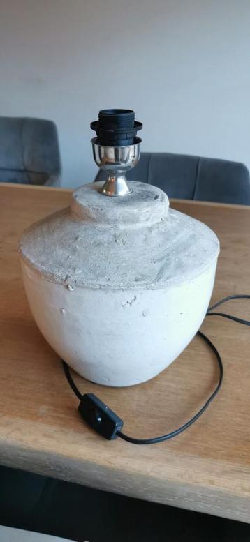 Betonnen Tafellamp Leen Bakker beschikbaar voor biedingen
