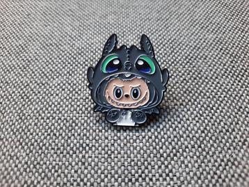 1 grappige grijse pin van een Labubu te koop beschikbaar voor biedingen