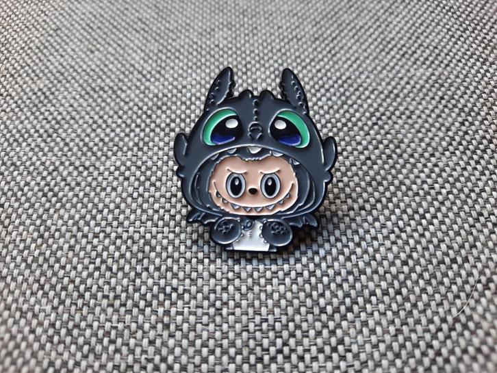 1 grappige grijse pin van een Labubu te koop, Verzamelen, Speldjes, Pins en Buttons, Nieuw, Speldje of Pin, Overige onderwerpen