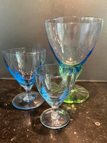 3 Vintage Glazen op Voet Blauw Groen Jaren 60 beschikbaar voor biedingen