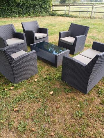 Tuinstoelen met bankje beschikbaar voor biedingen