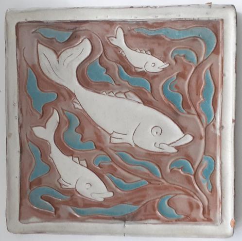 MOBACH tegel - afbeelding met dolfijnen, Antiek en Kunst, Antiek | Keramiek en Aardewerk, Ophalen of Verzenden