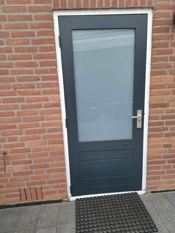 Zeer mooie houten achter deur  met mat glas erin  beschikbaar voor biedingen