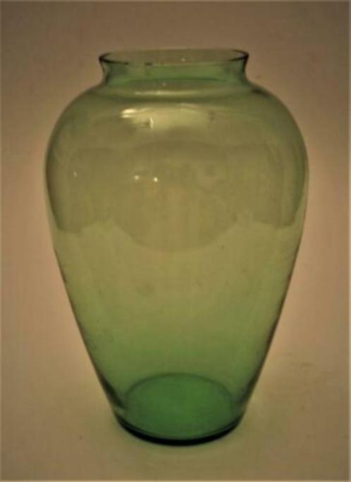 Vaas - groen glas (1), Huis en Inrichting, Woonaccessoires | Vazen, Gebruikt, Groen, Minder dan 50 cm, Glas, Ophalen of Verzenden