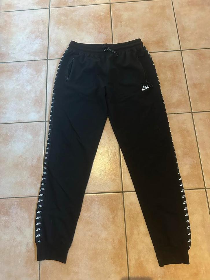 Zwarte Nike joggingbroek - Maat XXL valt kleiner, Kleding | Heren, Broeken en Pantalons, Nieuw, Maat 52/54 (L), Zwart, Ophalen of Verzenden