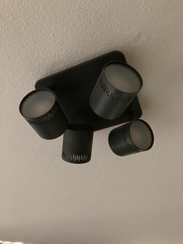 Zwarte plafondspot met 4 lampen beschikbaar voor biedingen