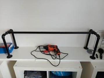 Hulp gevraagd om 2 stangen op te hangen  beschikbaar voor biedingen