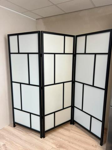 Stijlvol IKEA kamerscherm – zwart met mat wit paneel beschikbaar voor biedingen