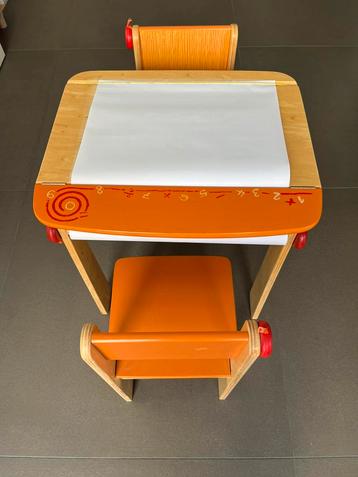 Houten kindertafel/ kinderbureau+2 houten stoelen