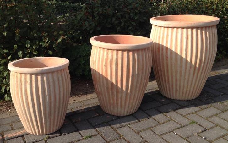 Hardgebakken terracotta rib pot in drie maten withe wash., Tuin en Terras, Bloembakken en Plantenbakken, Nieuw, Overige materialen