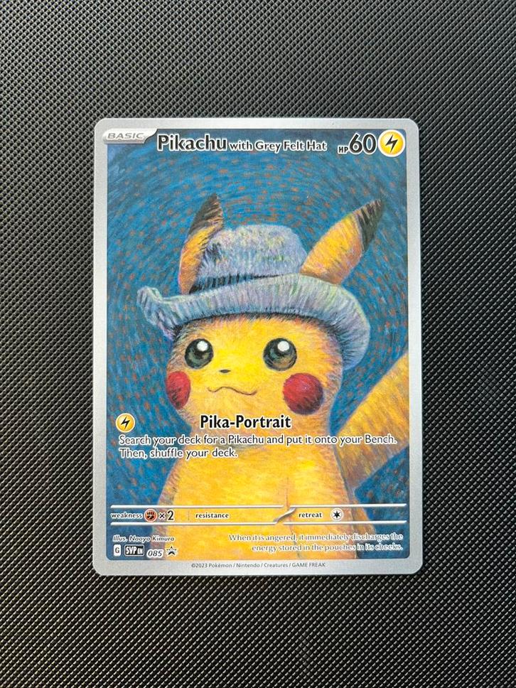 Pikachu with grey felthat svp 085, Hobby en Vrije tijd, Verzamelkaartspellen | Pokémon, Zo goed als nieuw, Ophalen