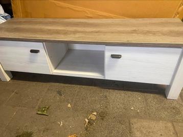 Tv kast beschikbaar voor biedingen