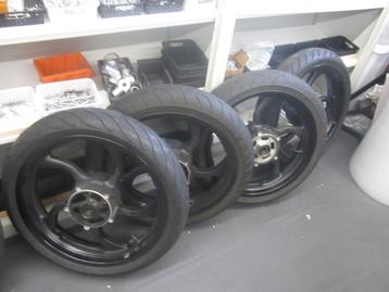 Originele voorwiel v-max 1700 met band. beschikbaar voor biedingen