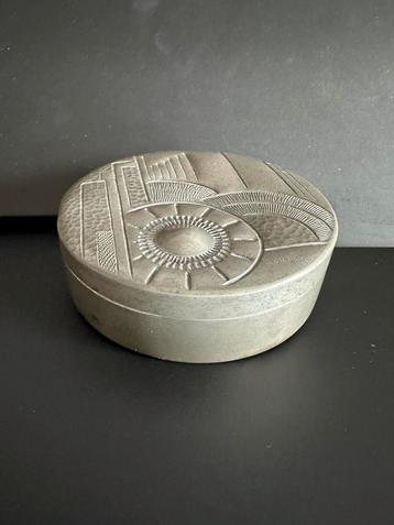 Gesigneerde Art Deco Tinnen Dekseldoos geometrischs decor  beschikbaar voor biedingen