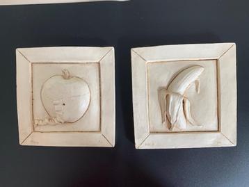 2 x aardewerk plaquette / muurdecoratie. Fruit appel banaan beschikbaar voor biedingen