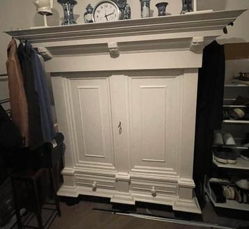 Antiek vintage Dekenkast wit beschikbaar voor biedingen