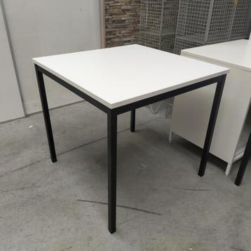 Vierkante tafel - 80x80 cm beschikbaar voor biedingen