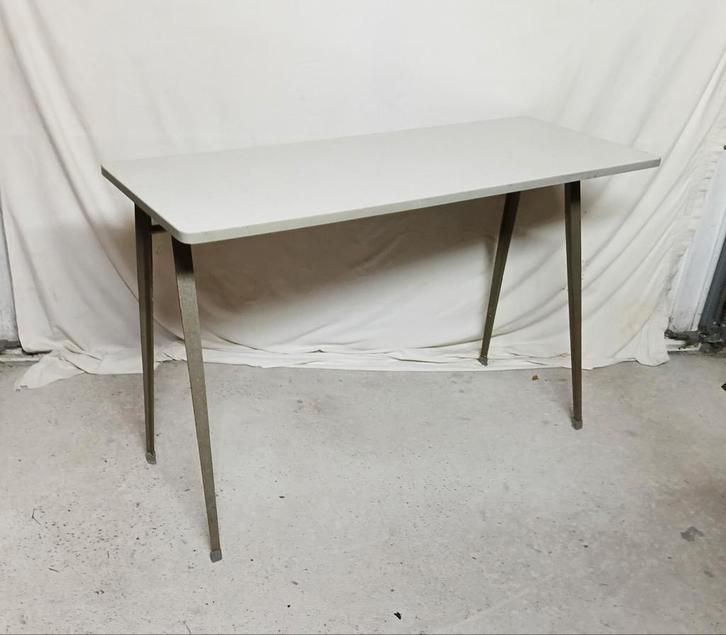 Industrieel Bureau Wim Rietveld en Friso Kramer voor Ahrend, Huis en Inrichting, Bureaus, Gebruikt, Bureau, Ophalen