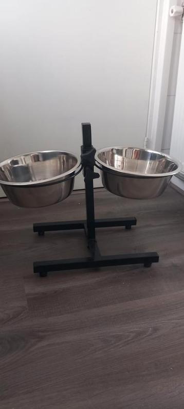 Drink en voerbak hond op standaard beschikbaar voor biedingen