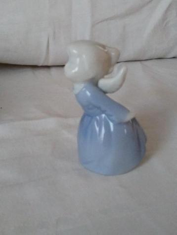 porseleinen ENGELTJE (tuimelaar) 8 cm hoog, lichtblauw kleed beschikbaar voor biedingen
