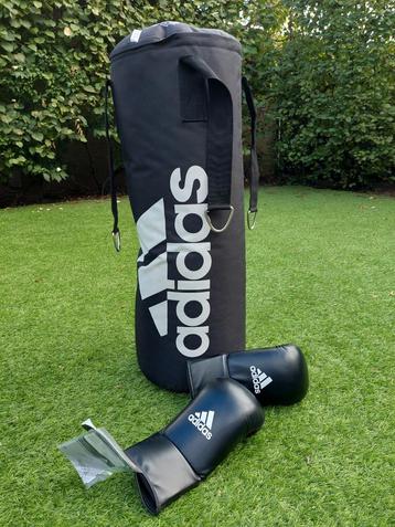 NIEUW! Adidas Bokszak & Handschoenen, alleen samen te koop beschikbaar voor biedingen