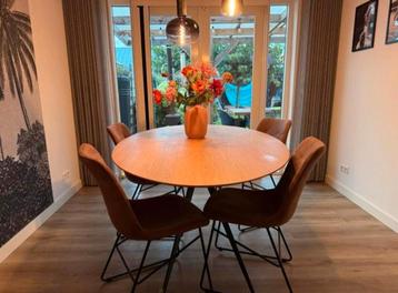 Ovale tafel beschikbaar voor biedingen