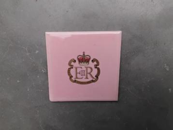 Oud roze engels koningshuis keramisch wandtegeltje 11x11cm beschikbaar voor biedingen