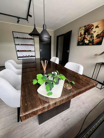 Showroomuitverkoop: massieve barnwood epoxy eettafel beschikbaar voor biedingen
