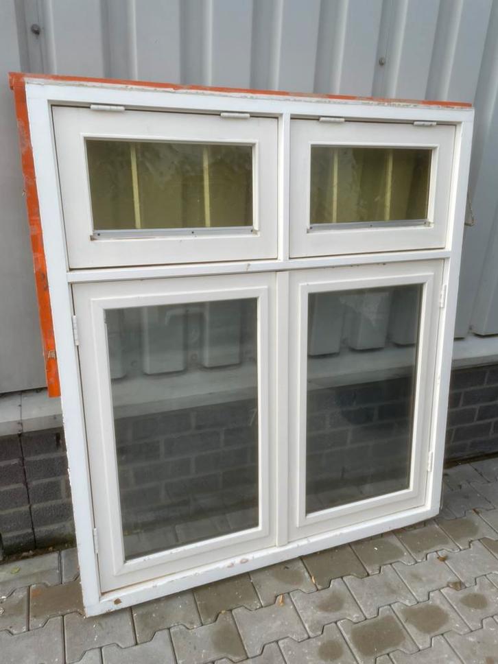 Te koop 2 stuks grote raamkozijnen opslaande ramen kiepraam, Doe-het-zelf en Verbouw, Kozijnen en Schuifpuien, Gebruikt, Raamkozijn