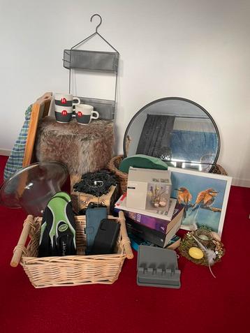 Rommelmarktspullen o.a spiegel, poef, kattenmand e.d beschikbaar voor biedingen