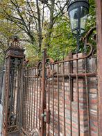 Antieke smeedijzeren poort met zuilen., Tuin en Terras, Ophalen of Verzenden, Draaipoort