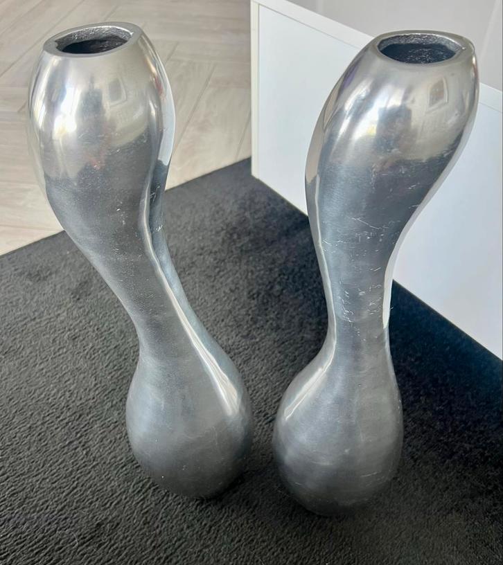 2 Aluminium Design Vazen, Huis en Inrichting, Woonaccessoires | Vazen, Zo goed als nieuw, Overige kleuren, 50 tot 75 cm, Overige materialen