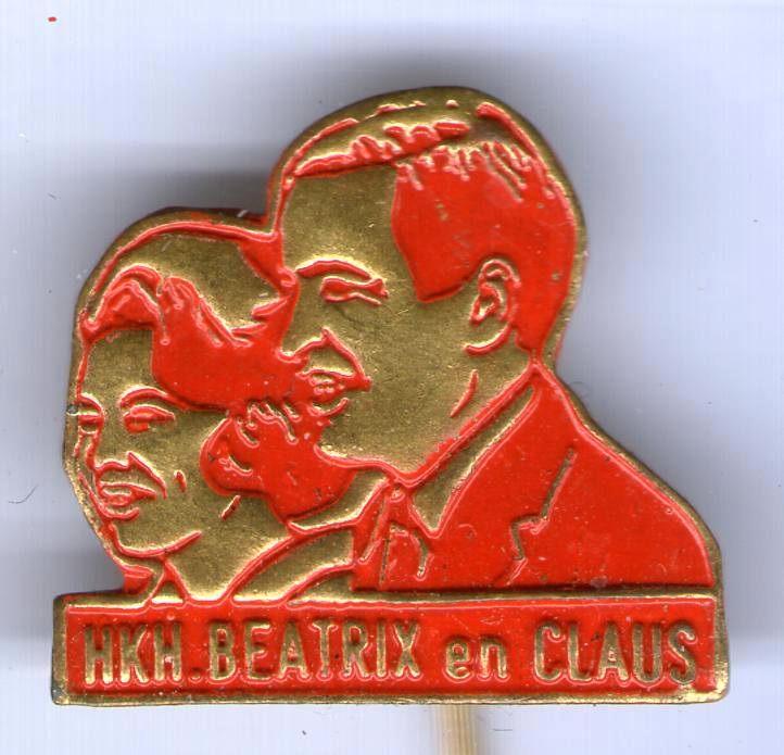 HKH Beatrix en Claus rood op koper speldje ( K_004 ), Verzamelen, Speldjes, Pins en Buttons, Nieuw, Speldje of Pin, Figuurtje