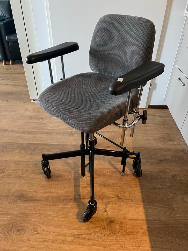 Mercado Medic Trippelstoel - Mechanisch (alleen deze week), Huis en Inrichting, Bureaustoelen, Gebruikt, Bureaustoel, Grijs, Ergonomisch