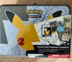 Pokemon 25th Anniversary Collectors Chest Nieuw Sealed, Ophalen of Verzenden, Nieuw, Boosterbox, Foil