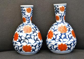 2 chinees porseleinen vaasjes, merk. blauw/rood. 12 cm beschikbaar voor biedingen