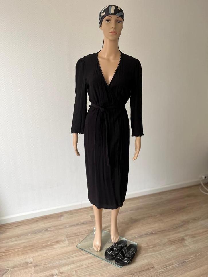 Zwart overslagjurkje Ba&sh, Kleding | Dames, Jurken, Zo goed als nieuw, Maat 38/40 (M), Zwart, Onder de knie, Verzenden