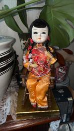 Mooi vintage Chinese pop in schommelstoel, Ophalen of Verzenden, Zo goed als nieuw