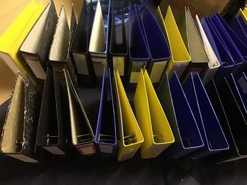 ordners A4 formaat, 2 en 4 gaats model beschikbaar voor biedingen