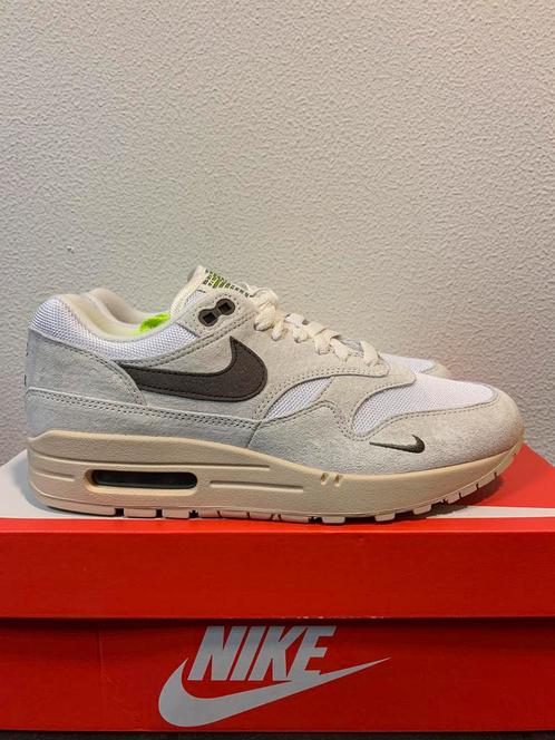 Nike Air Max 1 Ironstone | Maat 40,5 | Nieuw, Kleding | Heren, Schoenen, Nieuw, Ophalen of Verzenden