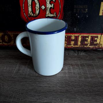 Emaille beker wit hoog met kobalt blauwe rand beschikbaar voor biedingen