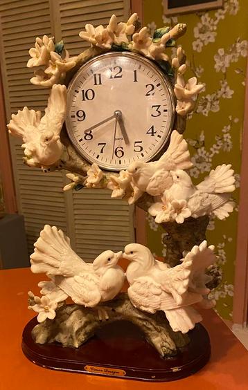 Juliana Cinar design Love klok beschikbaar voor biedingen