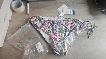 Nieuw met kaartjes, multicolor wit cyell bikini broekje, maa beschikbaar voor biedingen