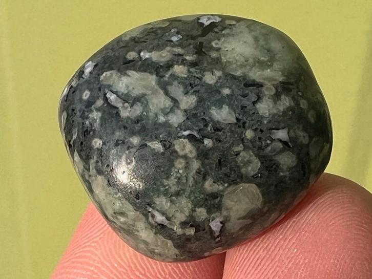 Bytowniet met Basalt Lakelandiet edelstenen broekzaksteen, Verzamelen, Mineralen en Fossielen, Mineraal, Ophalen of Verzenden