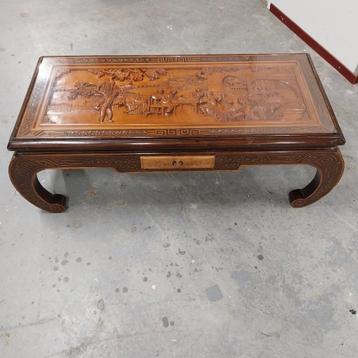 Salontafel met prachtig houtsnijwerk en glasplaat.  beschikbaar voor biedingen