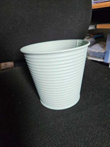 Plantenpot mintgroen beschikbaar voor biedingen